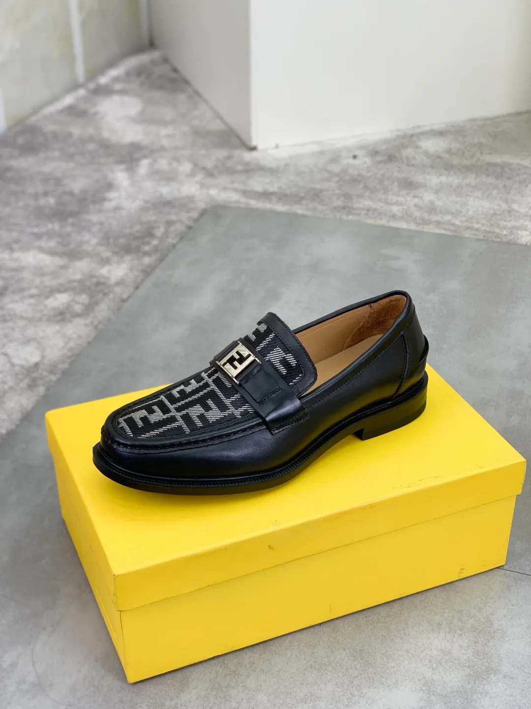 ​Men's shoes 💰P480💰[New model] Water dyed cowhide 🆘 The latest FENDI (Fendi) new casual leather shoes 🕶️🕶️Simple routing effect, showing an elegant and cool driving shoe 🎬Made of Italian 🇮🇹 imported calfskin + first-layer water-dyed cowhide lining🐂Excellent material🎬Detailed workmanship 🤗Comfortable foot feel➰➰. ​Pair it with any outfit to show your taste and temperament, low-key luxury ♻️Design ​simple and elegant ​noble and fashionable 🍃​Very loved and favored by trendy men 💓❤️Size: 38-44 2⃣️colors available